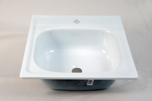 Мойка стальная эмалированная, с отверстием для установки центрального смесителя, на кронштейнах разм